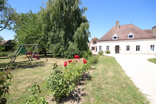 Esbarres, old 14-room property with outbuildings and swimming pool