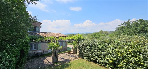Walking distance to the village, 6 room villa on a plot of 2130M2 with swimming pool, garage and an