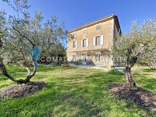 Superb village bastide of 344 m2 in stone to be restored on a plot of 1,450 m2