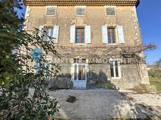 Superb village bastide of 344 m2 in stone to be restored on a plot of 1,450 m2