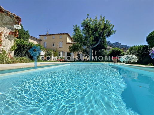 Dept 84 - Robion - Magnificent house in the heart of the village sold fully furnished
