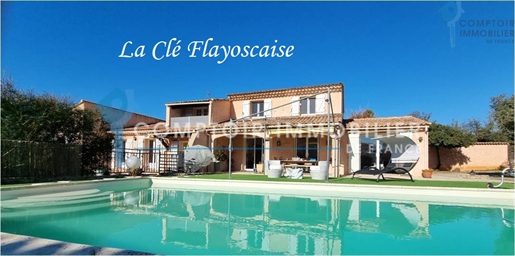 À Vendre (83) - Lorgues - Villa 8 pièces avec piscine dans un quartier résidentiel