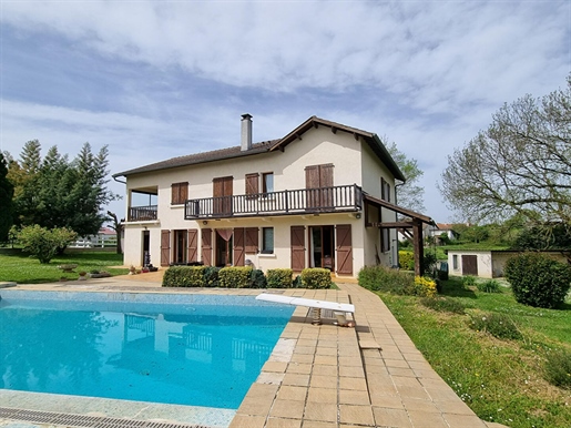 House with swimming pool and land in the Pontiacq sector