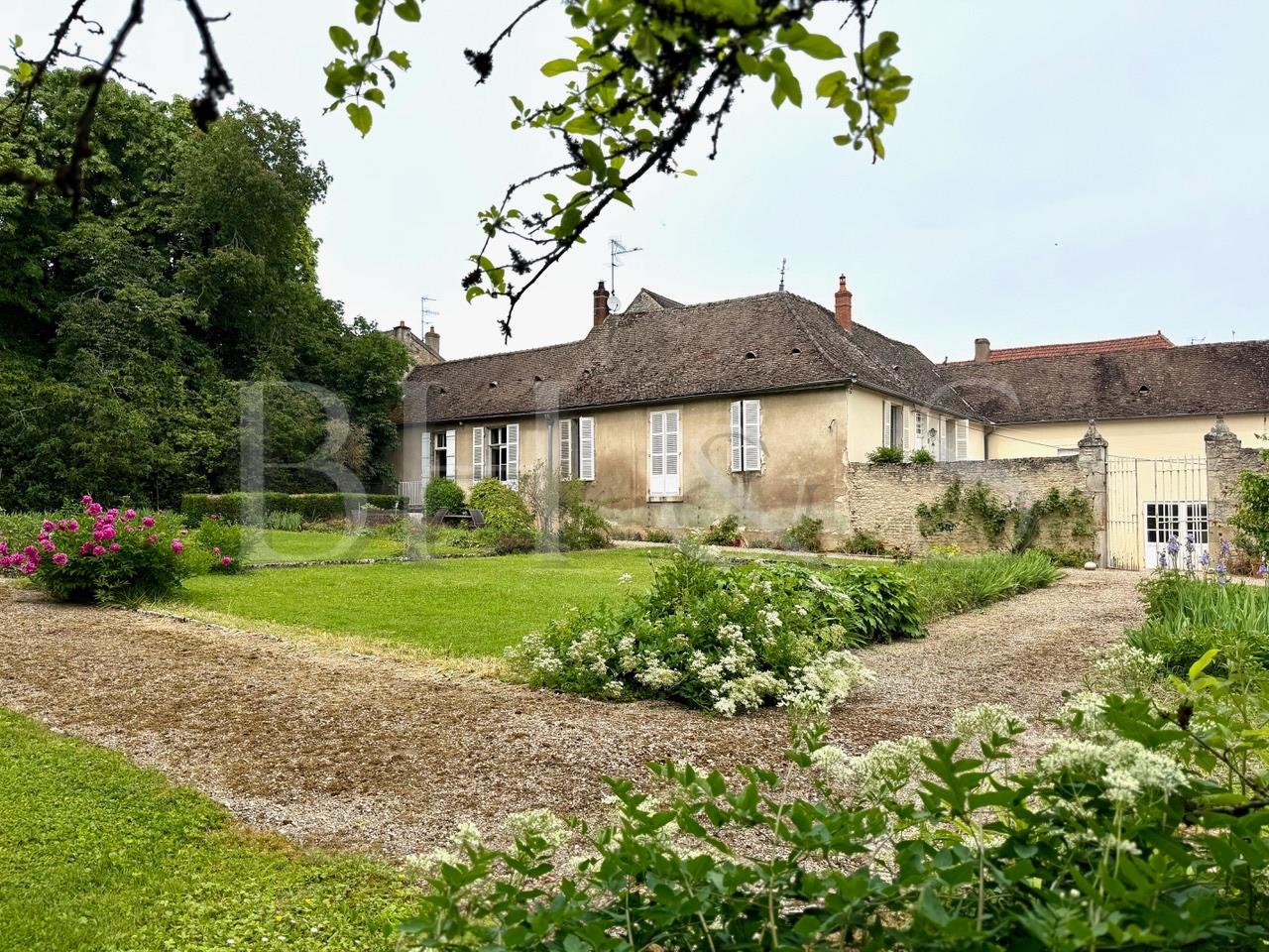Maison ancienne à rénover, parc, caves & dépendances