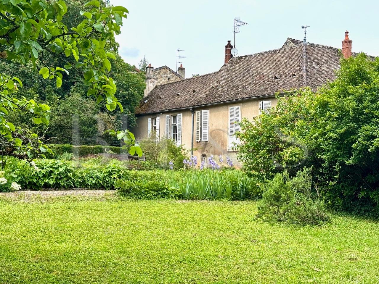 Maison ancienne à rénover, parc, caves & dépendances