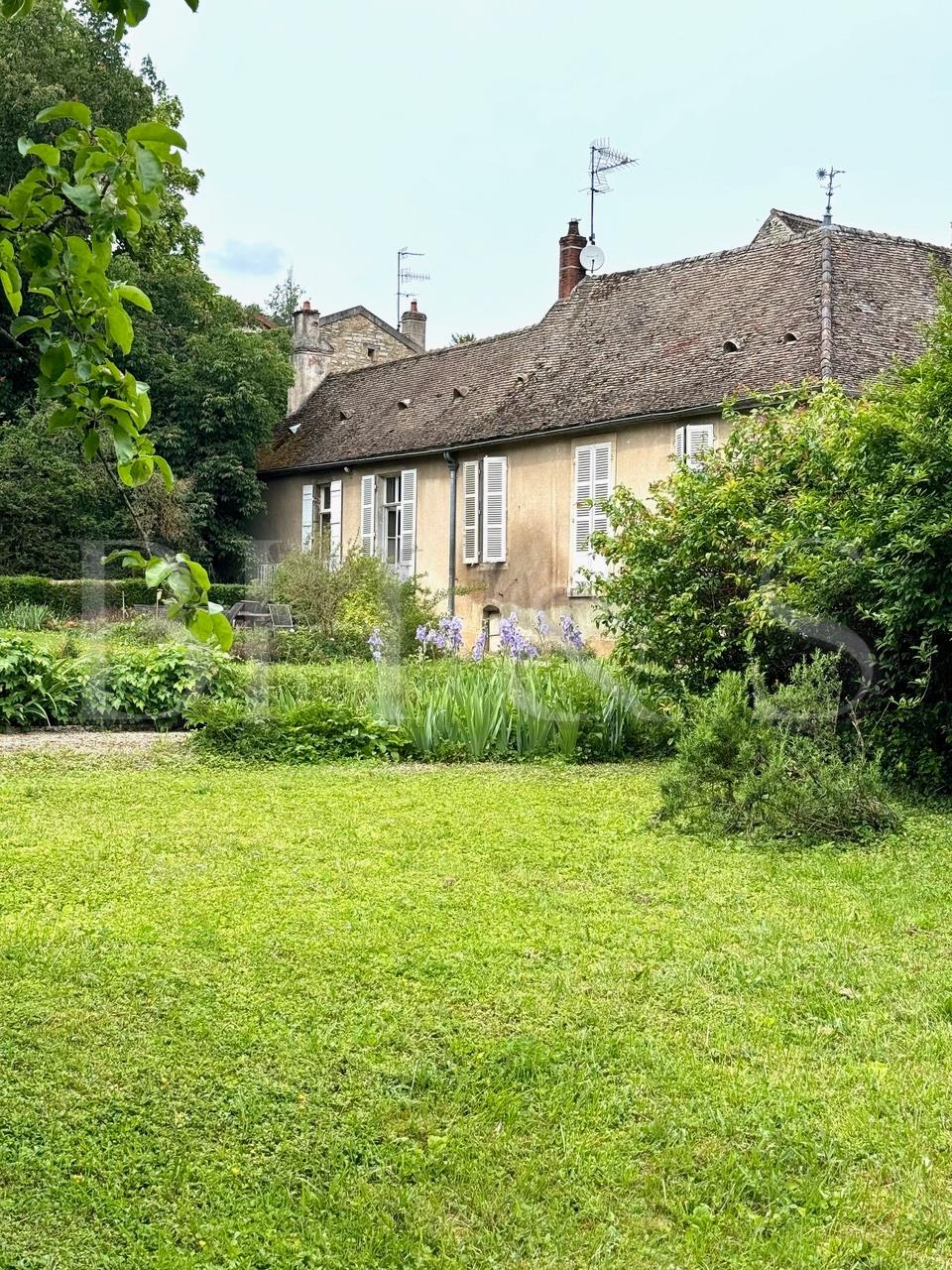 Maison ancienne à rénover, parc, caves & dépendances