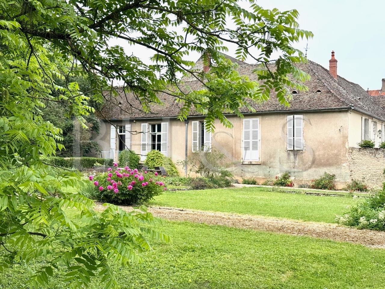 Maison ancienne à rénover, parc, caves & dépendances