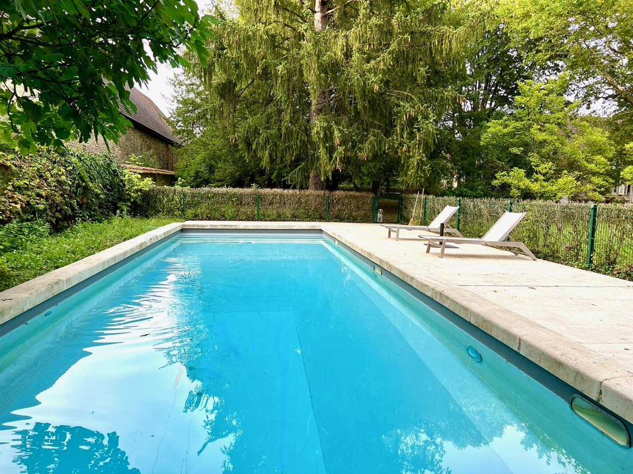 Maison avec beaucoup de charme, parc, piscine, grange et dépendances