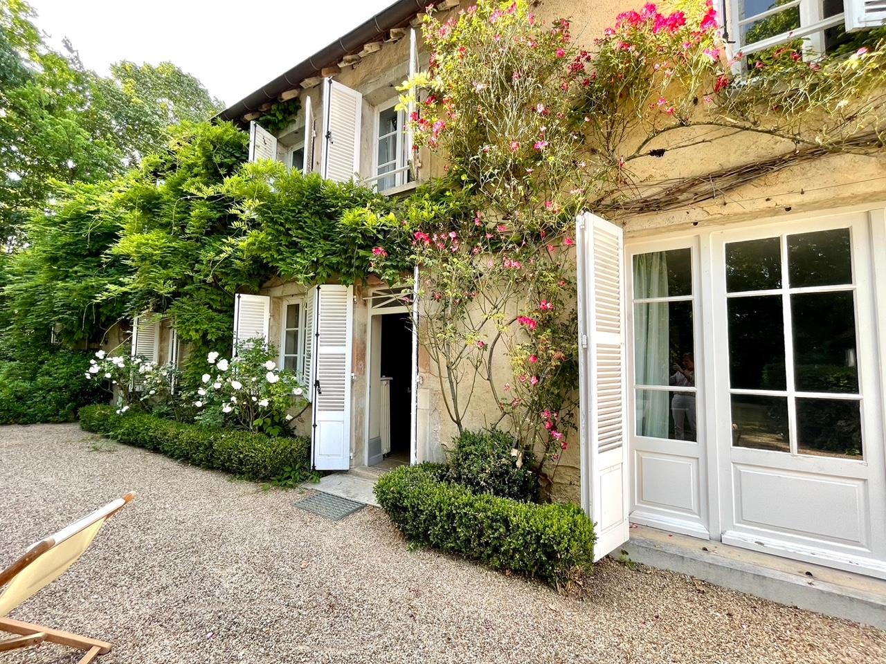 Maison avec beaucoup de charme, parc, piscine, grange et dépendances