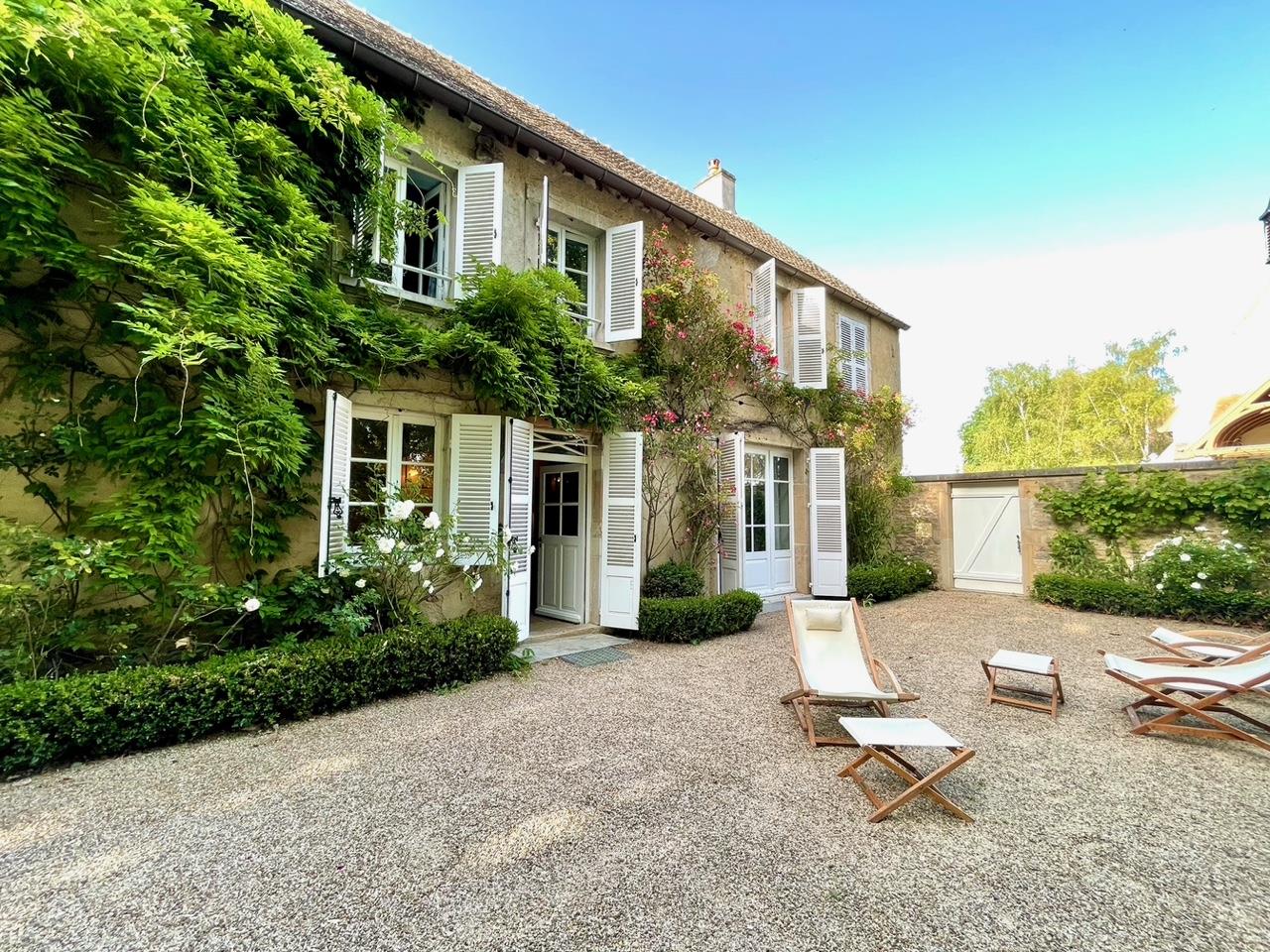 Maison avec beaucoup de charme, parc, piscine, grange et dépendances