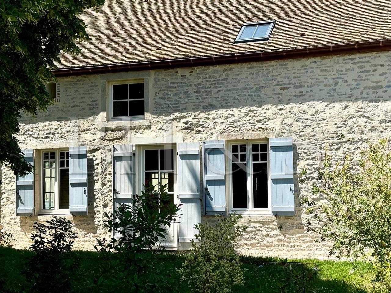 Stone house, with garden, few minutes from Beaune