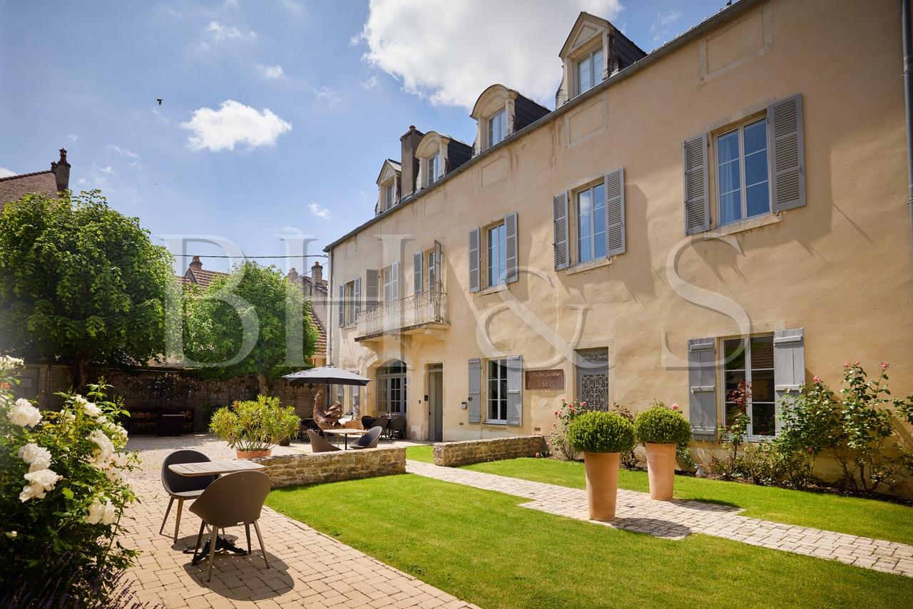 Maison bourgeoise de 1835, jardin, piscine, caves & dépendances