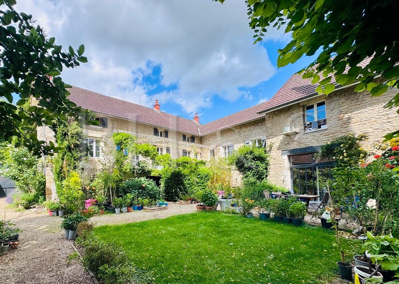 Fabulous property, with park, outbuildings and pool. 