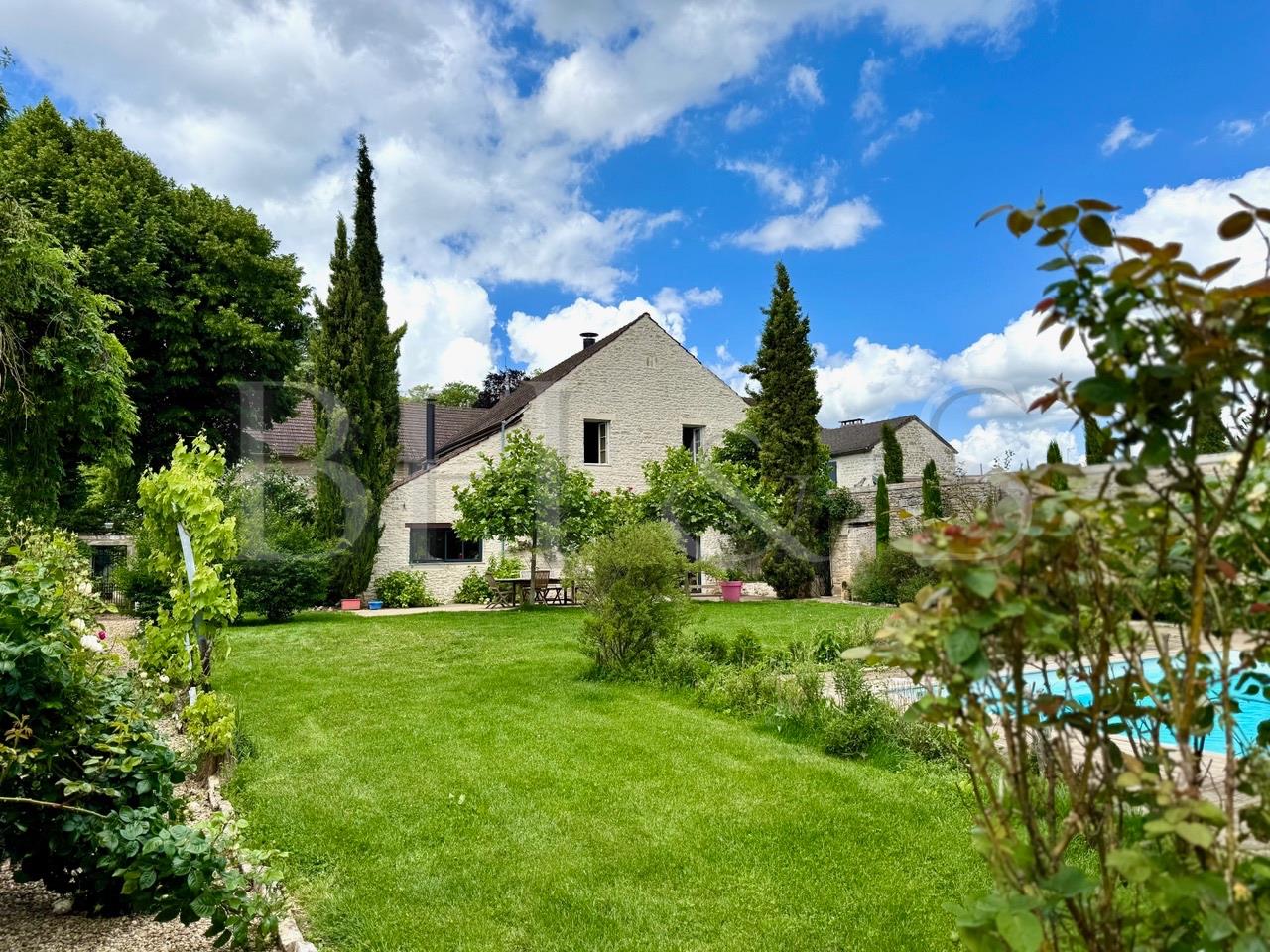 Fabulous property, with park, outbuildings and pool. 