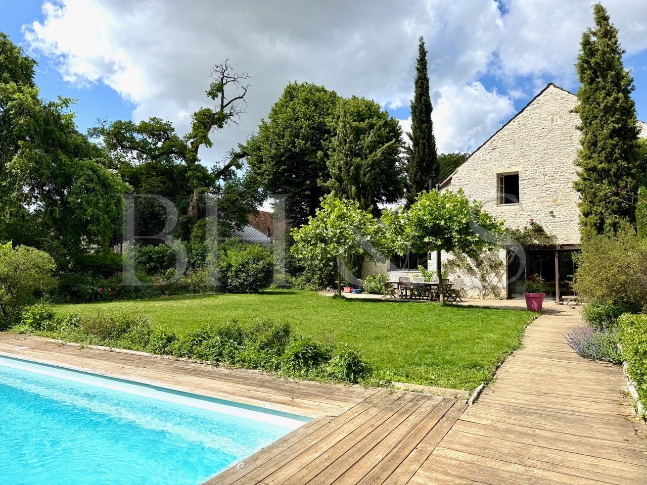 Fabulous property, with park, outbuildings and pool. 