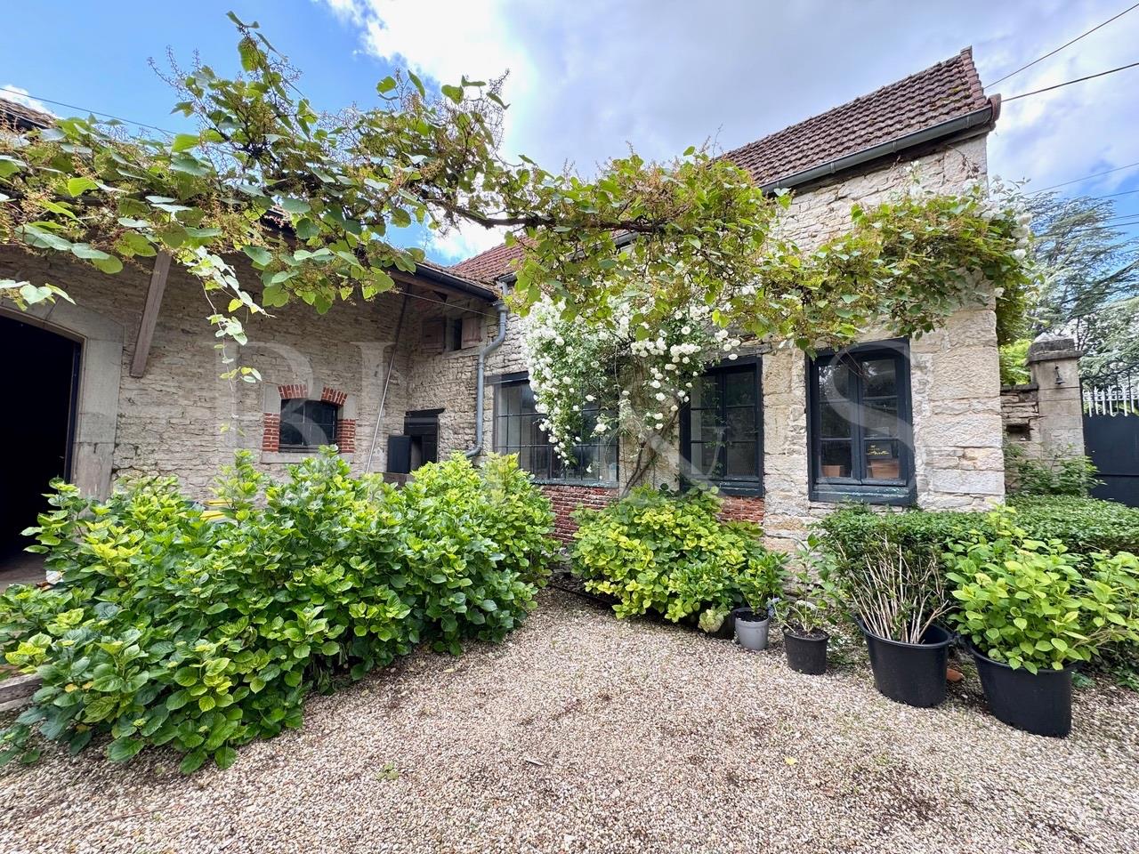 Fabulous property, with park, outbuildings and pool. 