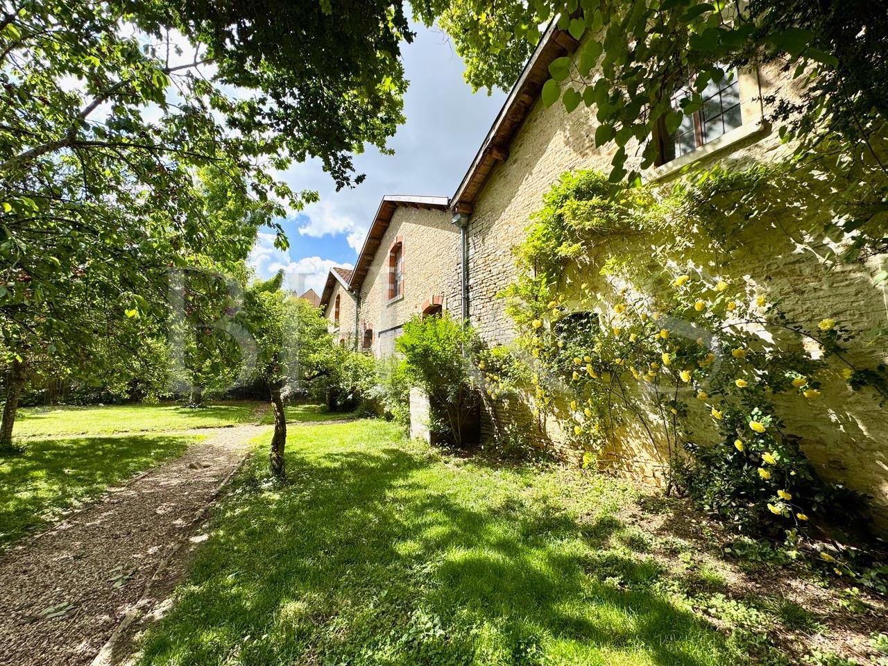 Fabulous property, with park, outbuildings and pool. 