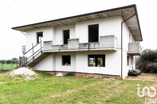 Einfamilienhaus / Villa 400 m² - 4 Schlafzimmer - Notaresco