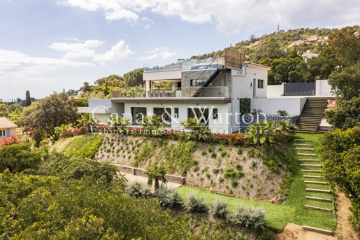 Moderne en recente villa in Cavalaire met uitzicht op zee en het zwembad