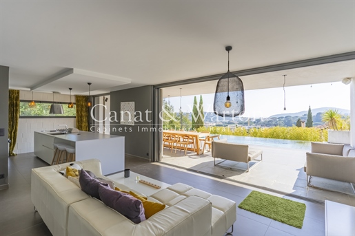 Moderne villa met zeezicht en zwembad in Cavalaire