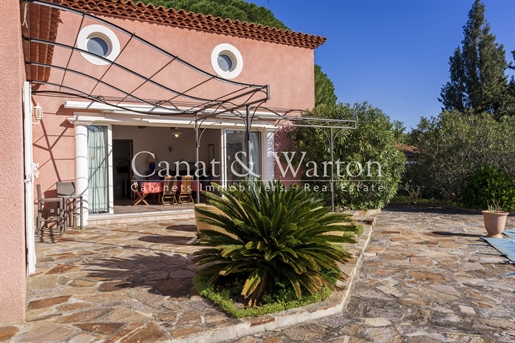 À 700 M Du Centre-Ville: Villa De Caractère Avec Piscine À Cavalaire