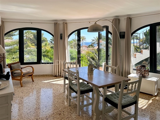 Atemberaubende Villa mit Balkon zum Meer