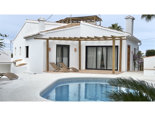 Villa reformada de 3 habitaciones con piscina y vistas en Cap Martí