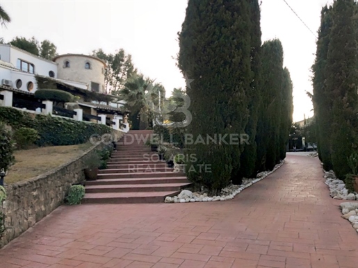 Villa méditerranéenne exclusive avec vue sur la baie de Denia : luxe et confort à seulement 2 kilomè