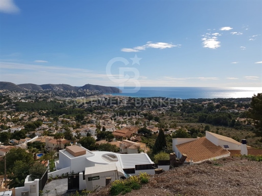 Perceel met panoramisch uitzicht en goede oriëntatie in Moraira