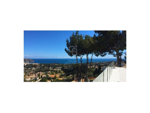 Plot with panoramic views and good orientation in Moraira