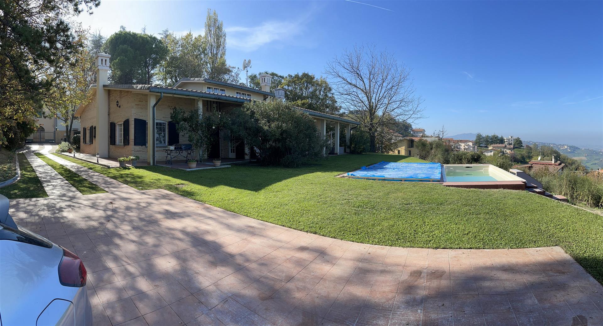 Free Standing 5 Bedroom Villa with Garden, Pool and an Incredible View
