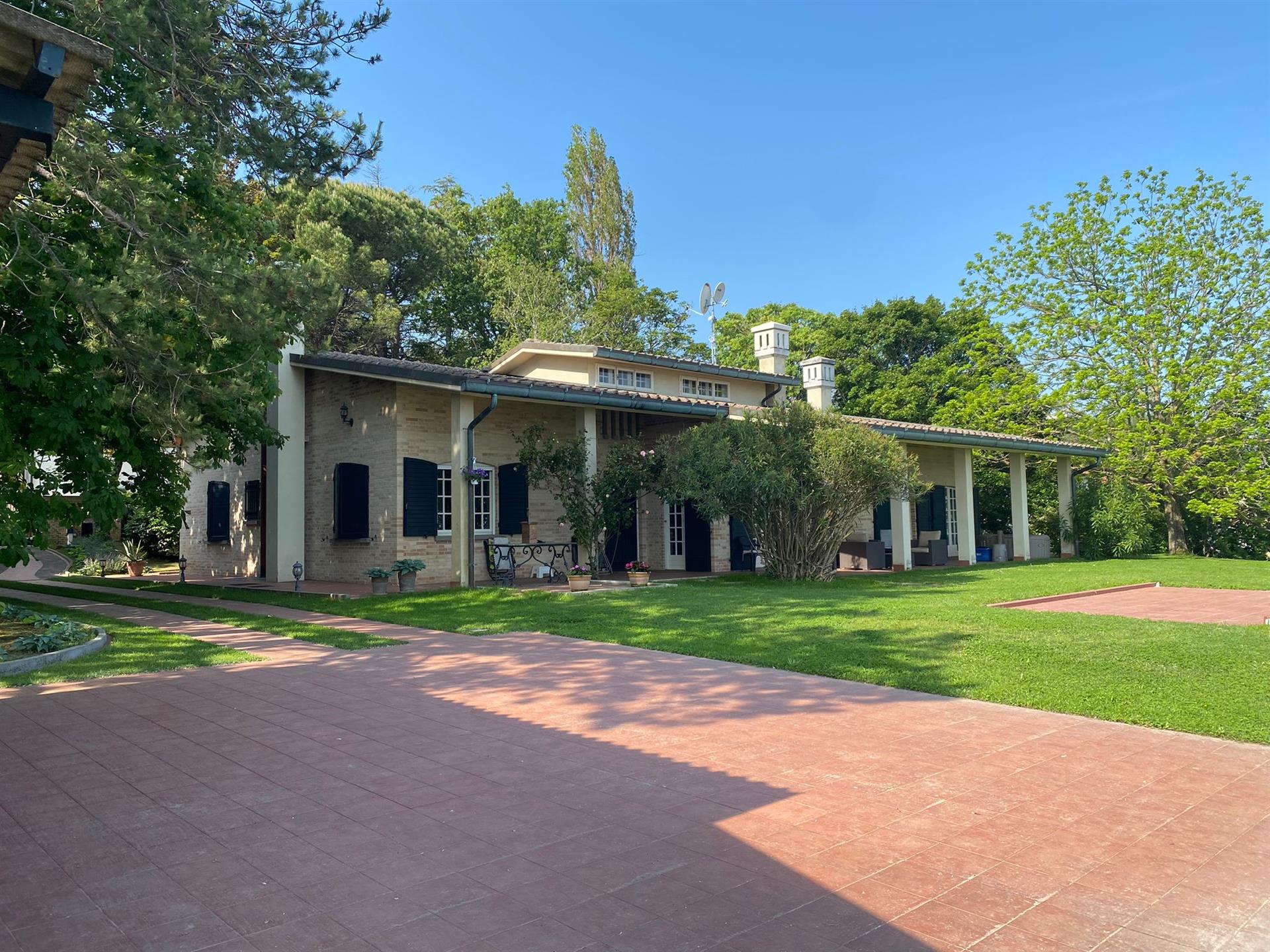 Villa independiente de 5 dormitorios con jardín, piscina y una vista increíble