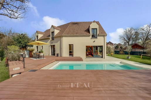 Jouy-En-Josas – A 5-bed family home with a swimming pool