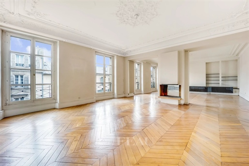 Versailles – An elegant 5-bed apartment