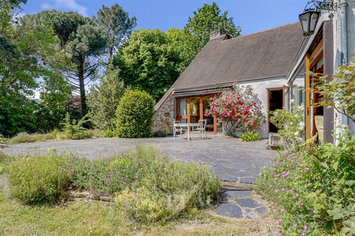 Le Chesnay – An ideal family home with a garden