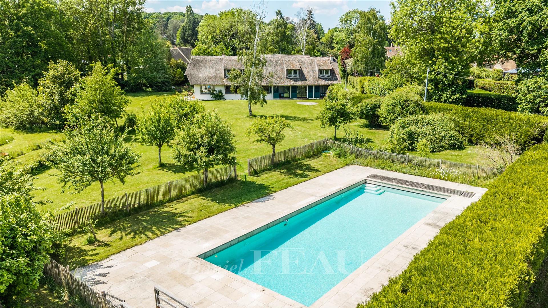 Montfort l'Amaury – A property with a swimming pool and tennis court