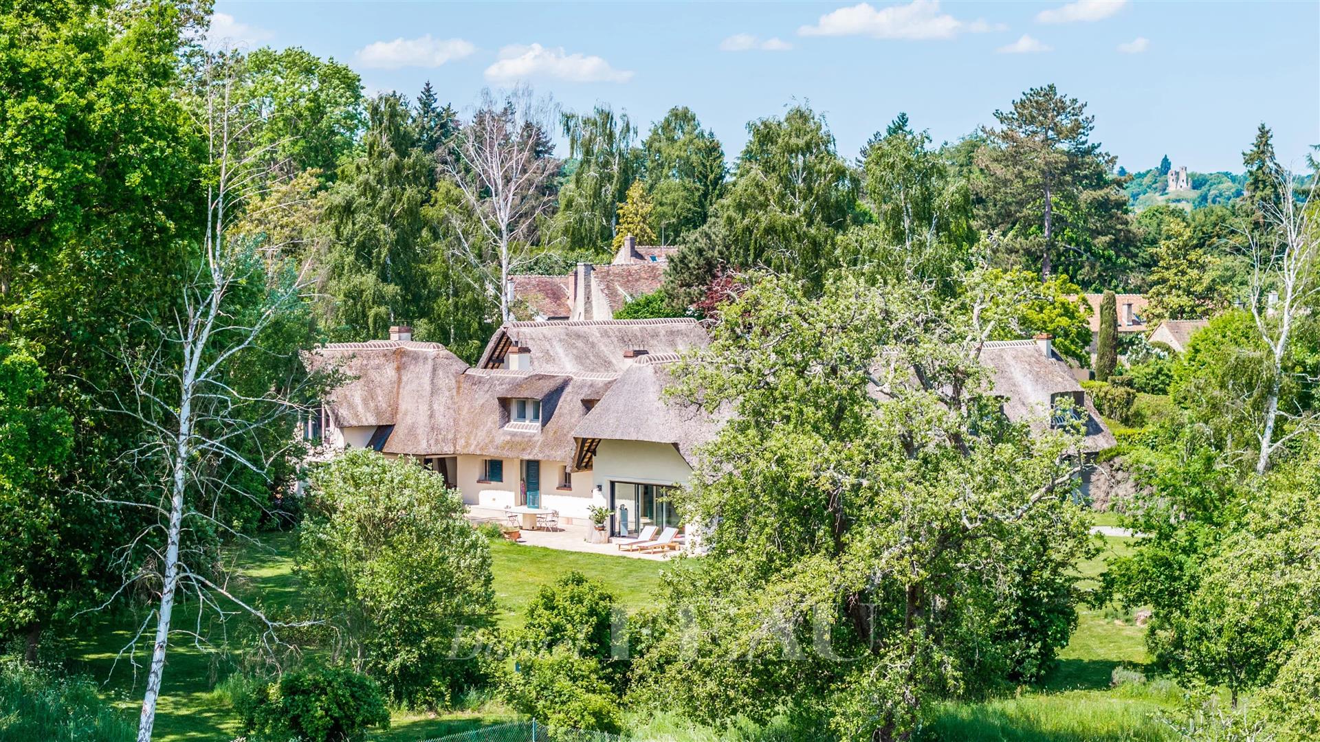 Montfort l'Amaury – A property with a swimming pool and tennis court
