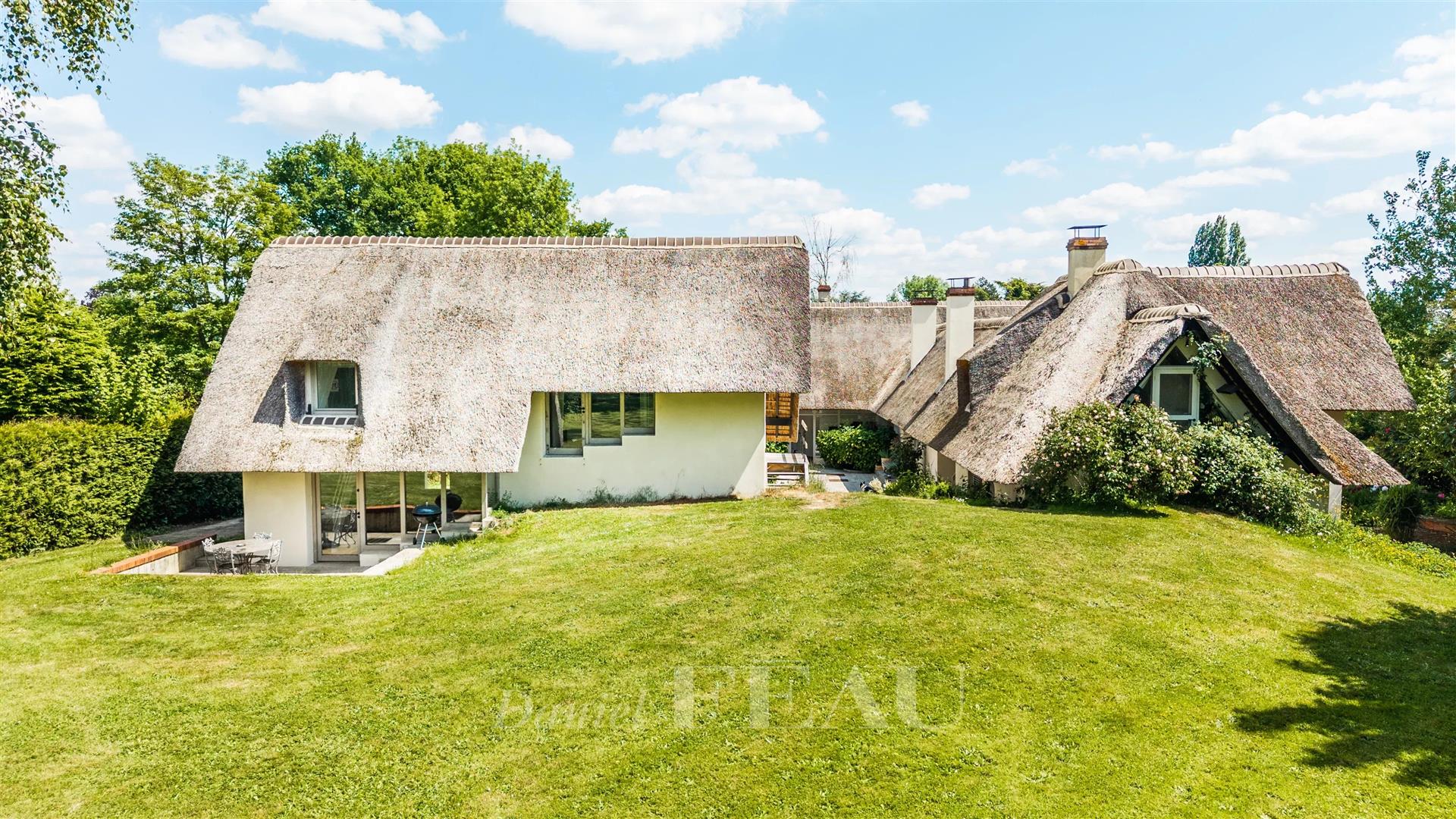 Montfort l'Amaury – A property with a swimming pool and tennis court