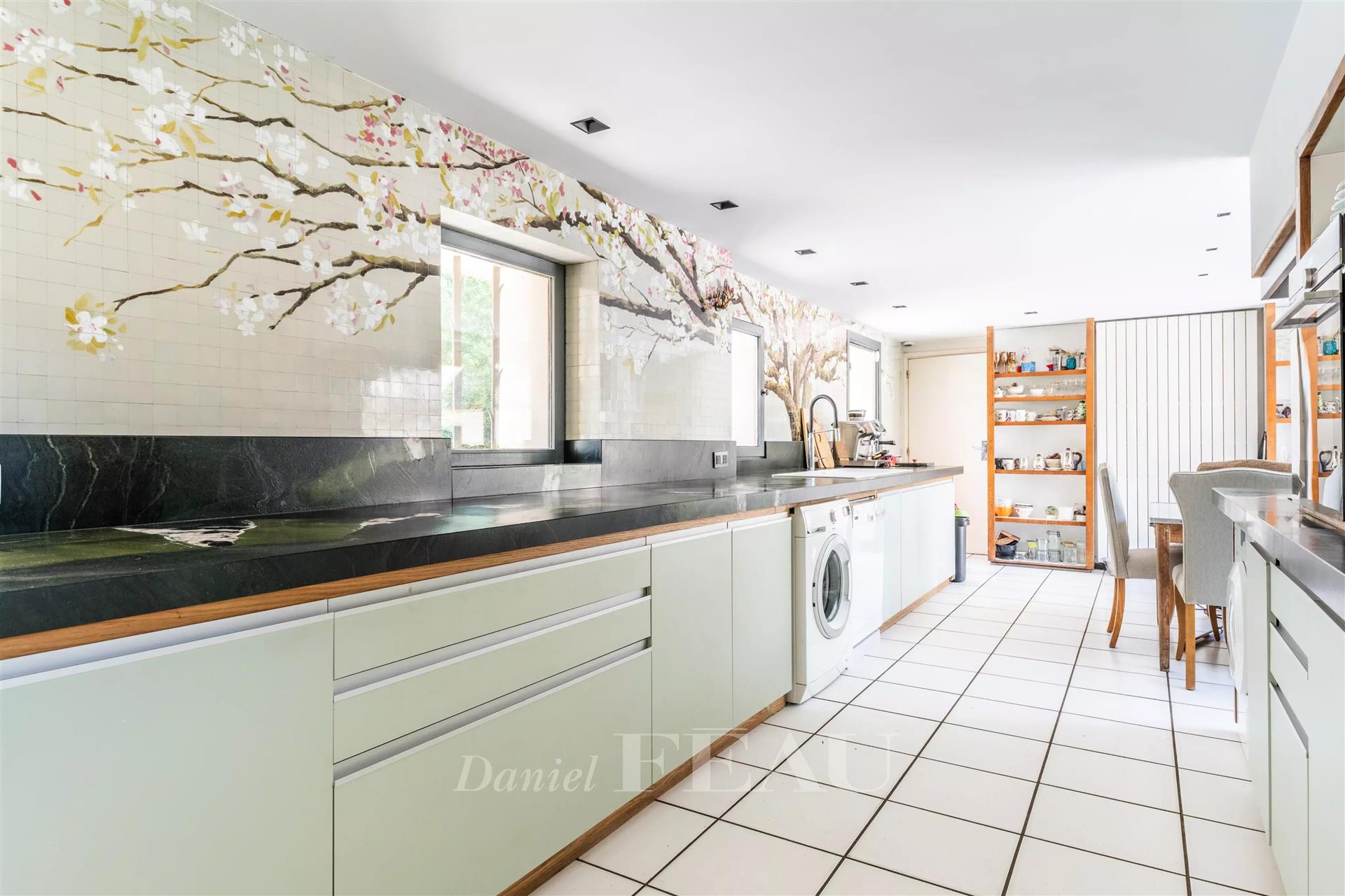 Montfort l'Amaury – A property with a swimming pool and tennis court