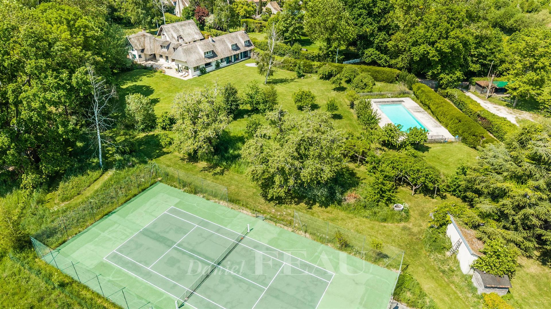 Montfort l'Amaury – A property with a swimming pool and tennis court