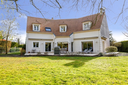 Feucherolles – A 5-bed family home with a leafy garden