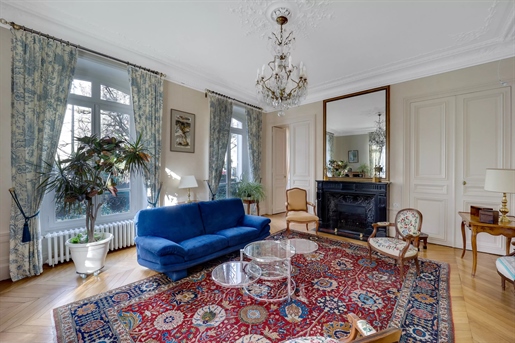 Versailles Clagny – A superb 19th century property with an extensive garden
