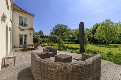 Saint-Nom-La Bretèche – A spacious family home with a garden and indoor swimming pool
