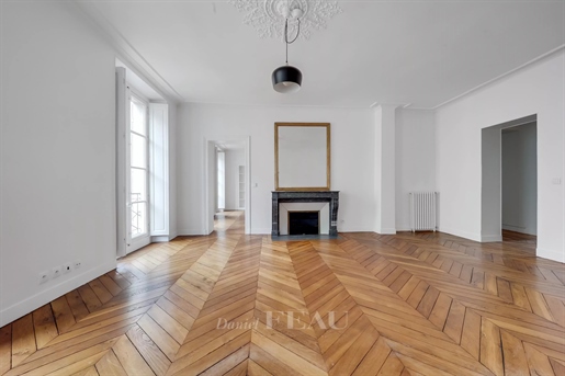 Versailles Notre Dame – An elegant 3/4 bed apartment