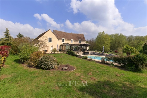 Crespières, near St Nom-la-Bretèche – A spacious family home with a swimming pool