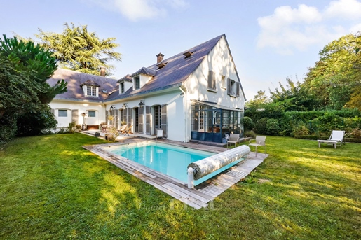 Versailles Glatigny – A spacious property with a garden and a swimming pool