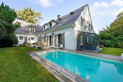 Versailles Glatigny – Een ruime woning met een tuin en een zwembad