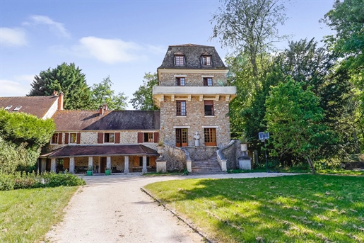 Chevreuse – A 360 sqm manor house in 2 hectares with a swimming pool, a large pond and a cascade – O