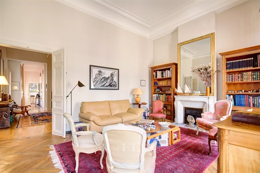 Versailles – An elegant 3-bed apartment