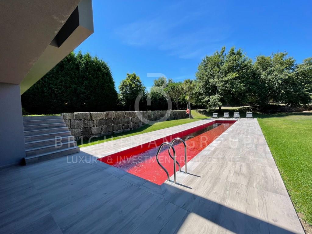 Contemporary villa with pool in Santo Tirso